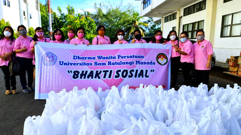Ingatkan Patuhi Protokol Kesehatan Covid-19, DWP Unsrat Beri Bantuan ke Petugas Kebersihan