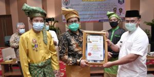 Mendes Abdul Halim Iskandar Raih Gelar  Datuk Redondo dari Adat Setana Jering Amantubilah