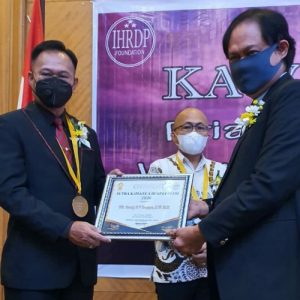 Direktur IPDN Sulut Noudy Tendean Terima Penghargaan Putra Kawanua Berprestasi