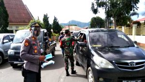 Polsek Langowan Bagikan Masker Gratis