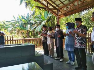 Penjabat Gubernur Agus Fatoni Ajak Paslon Bagi APD ke Masyarakat