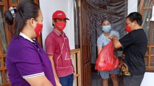 Berempati dengan Warga Isolasi Mandiri, Jemaat GMIM Syalom Esandom Berikan Bantuan