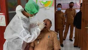 ASN, Kades dan Anggota BPD se-Kecamatan Tomini Lakukan Tes Swab