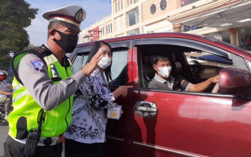 Satlantas-PGRI Bagi Masker dan Makanan