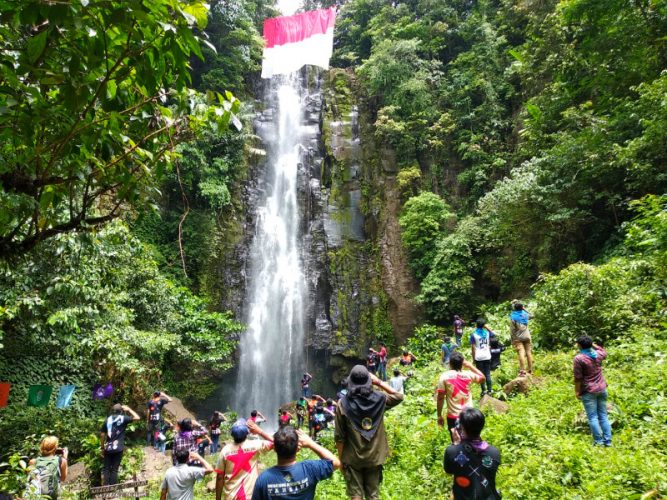 MPA Tarsius dan Organisasi Pecinta Alam Bentangkan Bendera di Air Terjun Tunan 9 MPA Tarsius dan Organisasi Pecinta Alam Bentangkan Bendera di Air Terjun Tunan