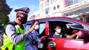Hut PGRI Ke-75, Sat Lantas Bersama Guru se-Kota Kotamobagu Bagikan Masker