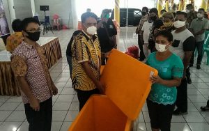 Peduli Nasib Nelayan Ditengah COVID-19, Jabes Gaghana Serahkan Bantuan Coolbox dan Alat Tangkap