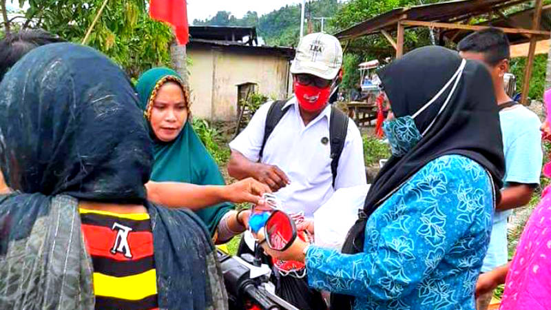 PKK Kabupaten Bolsel Bagi Masker di Pasar