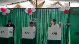 Olly Dondokambey dan Keluarga Salurkan Hak Pilih di TPS 3 Bumber