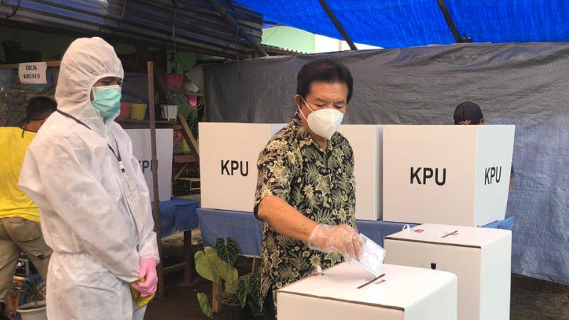 Sompie Singal Mencoblos di TPS 3 Desa Matungkas 8 Sompie Singal Mencoblos di TPS 3 Desa Matungkas