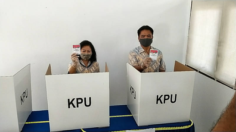 Mencoblos di TPS Kelurahan Tona II, Jabes Gaghana Ajak Warga Sangihe Gunakan Hak Pilihnya