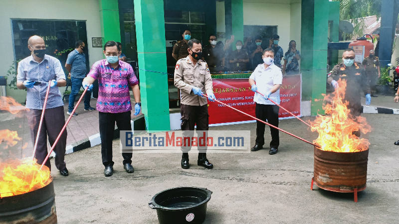 Kejari Manado Musnahkan Barang Bukti Tindak Pidana Umum