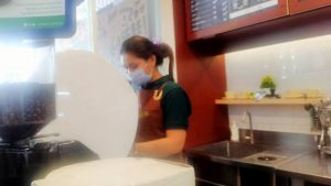 Cewek Barista Ini Tak Lepas Masker Saat Meracik Kopi