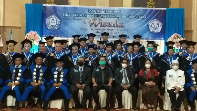 STIE Sulut 'Lepas' Puluhan Wisudawan, Syahrul Poli: Harus Kreatif dan Berinovasi 8 STIE Sulut 'Lepas' Puluhan Wisudawan, Syahrul Poli: Harus Kreatif dan Berinovasi