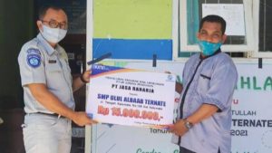 Jasa Raharja Salurkan Bantuan CSR ke SMP Ulul Al Baab Ternate