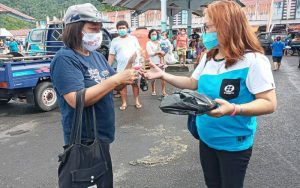Edukasikan Prokes COVID-19, Dinkesda Sangihe Bagikan 1000 Masker Gratis di Pasar Towo’e