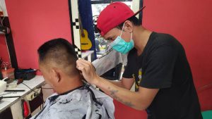 Tak Melepas Masker Meskipun Saat Memangkas Rambut
