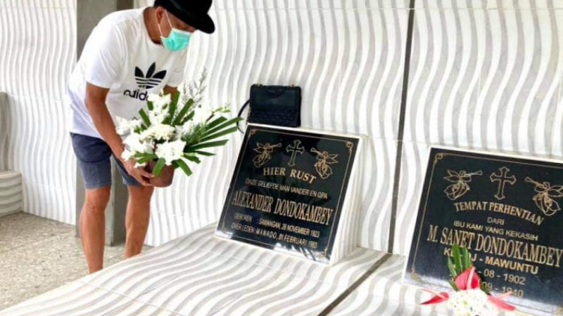 BERITA FOTO: Gubernur Olly Dondokambey Sambut Natal dengan Ziarah ke Makam Orang Tua