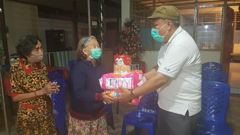 Refleksi Akhir Tahun, Amir Liputo Berbagi Berkah di Panti Werda