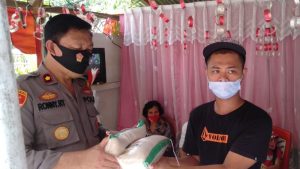 Salurkan Bantuan Beras di Wongkai Raya, Polres Mitra Ingatkan Protokol Kesehatan