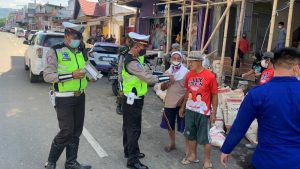 Operasi Lilin Samrat 2020, Polisi bagi-bagi Masker