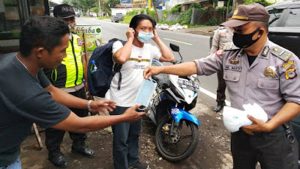 Peduli Kesehatan Masyarakat, Polsek Airmadidi Bagikan Masker