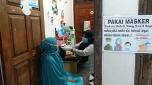 Demi Kemanusiaan, Mama Aswar Tetap Melayani Pasien
