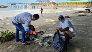 Peduli Lingkungan, Jasa Raharja Cabang Sulut Bersihkan Sampah Pantai