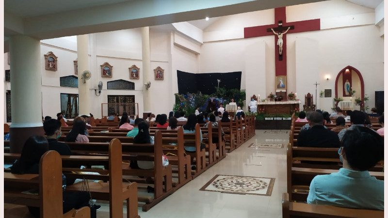 Malam Misa Natal di Gereja Katolik Kristus Raja Kotamobagu Sesuai Prokes Covid-19