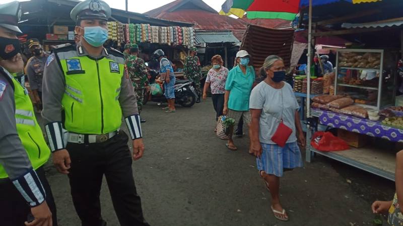 Diawasi Aparat, Protokol Kesehatan di Pasar Airmadidi Belum Ketat