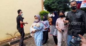 Haru! Bayi Berusia 7 Hari ke RS Polri Cari Ayahnya Korban Sriwijaya Air