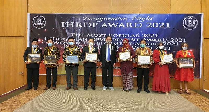 Keren, Theodorus Rumampuk Sabet Penghargaan The Most Popular 2021 2 Keren, Theodorus Rumampuk Sabet Penghargaan The Most Popular 2021