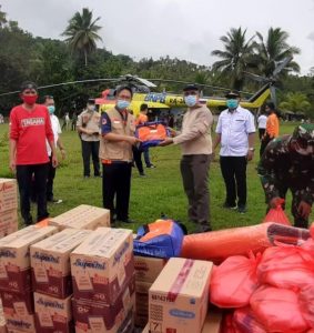 Gunakan Helikopter BNPB, Pemprov Sulut Antar Bantuan untuk Korban Bencana di Sangihe