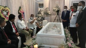 Fabian Kaloh Dampingi Ketua DPRD Fransiscus Silangen Melayat ke Rumah Duka Telly Tjanggulung