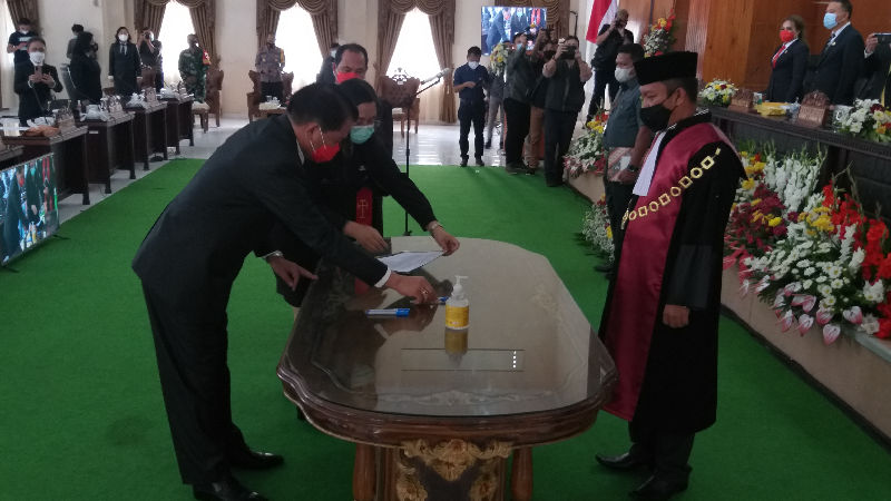 Berita Foto: Suasana Pelantikan Jhonny Runtuwene, Wakil Ketua DPRD Kota Tomohon