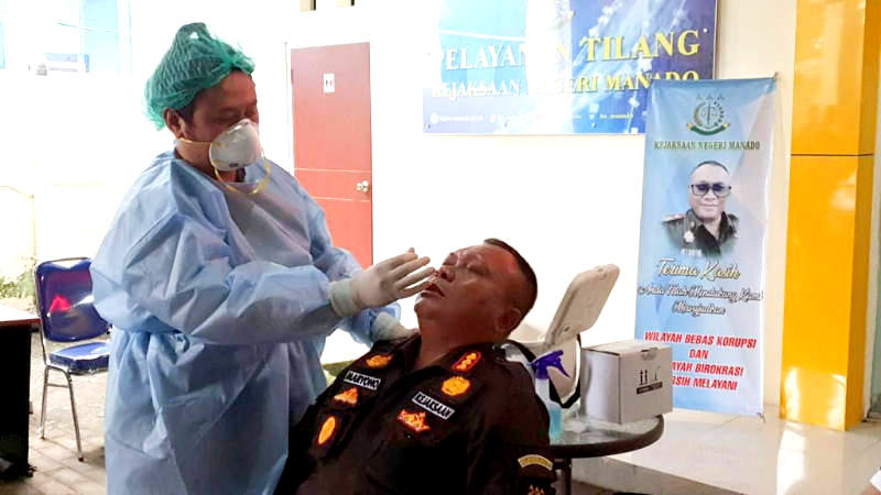 Cegah Covid-19, Kejaksaan Negeri Manado Lakukan Tes Swab PCR