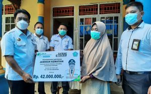 Bupati Jabes Gaghana Serahkan Jaminan Kematian BPJAMSOSTEK di Desa Likuang