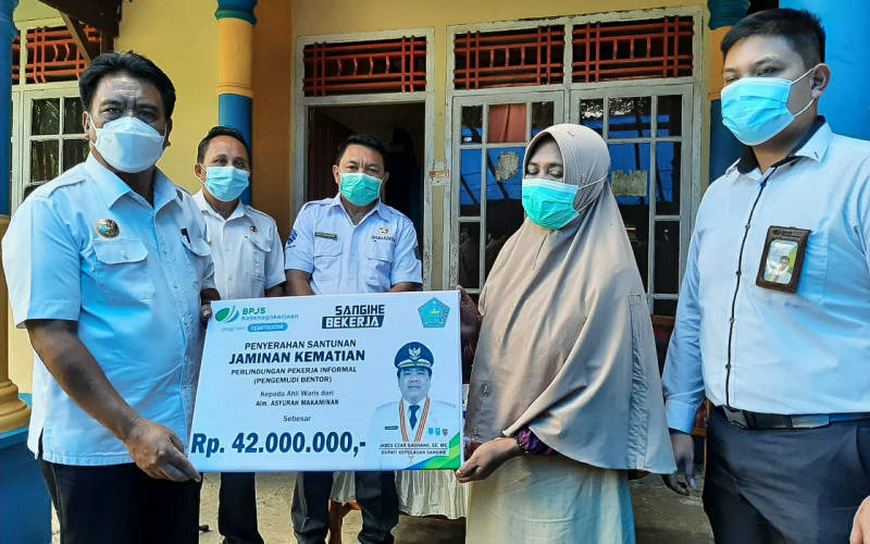 Bupati Jabes Gaghana Serahkan Jaminan Kematian BPJAMSOSTEK di Desa Likuang