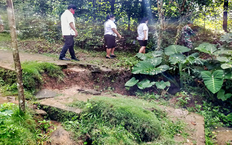 Tanah Retak di Desa Lebo, Danramil 1301-04/Manganitu Bersama Pemdes Tinjau Lokasi