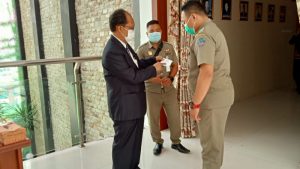 Masuk ‘Gedung Rakyat’ Wajib Tunjukkan Hasil Rapid Tes, Kabag Umum DPRD Sulut Beri Contoh