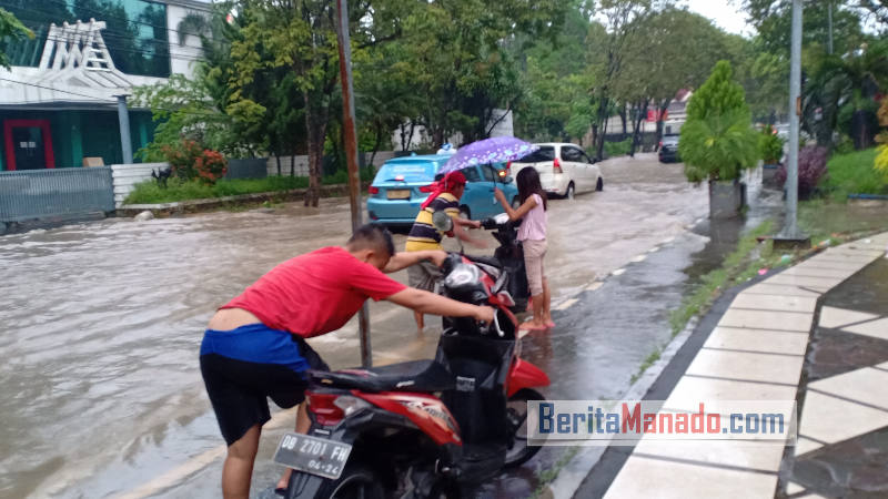 Hujan Lebat Seharian Akibatkan Air Meluap di Lapangan Tikala