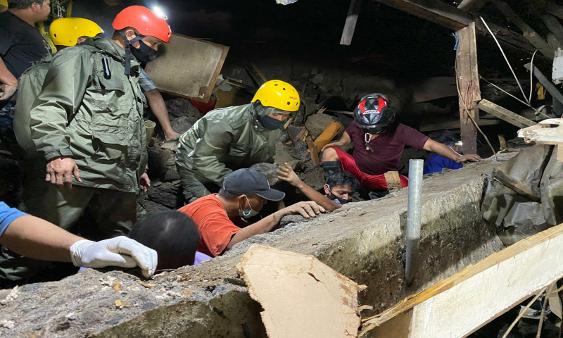 Aparat Kepolisian Lakukan Evakuasi Banjir dan Tanah Longsor 8 Aparat Kepolisian Lakukan Evakuasi Banjir dan Tanah Longsor