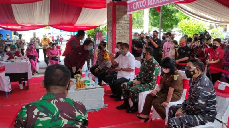 Gubernur Sulut Olly Dondokambey Ajak Masyarakat Ikut Divaksin 4 Gubernur Sulut Olly Dondokambey Ajak Masyarakat Ikut Divaksin