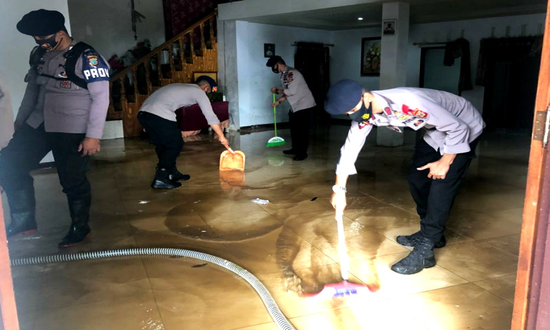 Polda Sulut Turunkan Personil Bersihkan Sisa Banjir di Komo Luar dan Perkamil