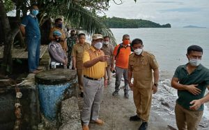 Bupati Jabes Gaghana Tinjau Desa Nagha I Pasca Terjangan Gelombang Pasang