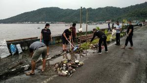 Sampah Menumpuk Pasca Terjangan Badai, Pemkab Sangihe Bersama Warga Tidore Gelar Kerja Bakti