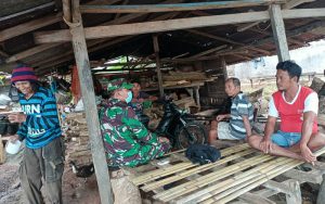 Waspada Cuaca Ekstrim, Babinsa Ingatkan Warga Tetap Siaga