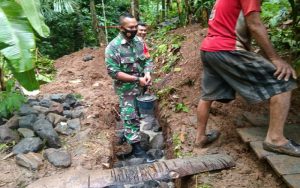 Cegah Terjadinya Longsor Babinsa dan Warga Desa Petta Induk Bangun Talud Penahan Tanah