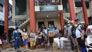 Peduli Bencana Manado, KSOP Bitung Bantu Warga dan Bagikan Bantuan