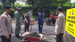 Tak Sanggup Bayar Denda, Belasan Orang Diganjar Kerja Bakti Akibat Langgar Prokes